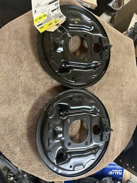 18014440-41 Gm 9 1/2 Rear Drum Backing Plate Assembly Nos